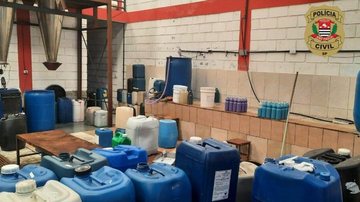 Polícia Civil de Sorocaba fecha fábrica clandestina de produtos de limpeza