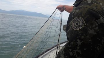 Polícia Ambiental apreende rede de pesca com mais de 100m em Caraguatatuba - Polícia Ambiental