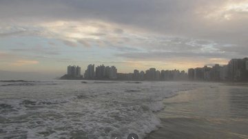 Praia do Guarujá Fase Vermelha no Guarujá - Março 2021 - Foto: Carlos Julián Ramirez
