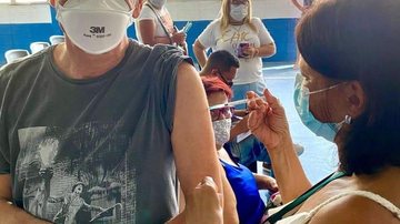 No Guarujá, Serginho Groisman recebe primeira dose da vacina contra covid-19