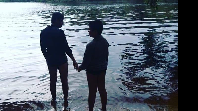 Pai publica foto com filho autista em rio de Itanhaém e viraliza - Arquivo pessoal