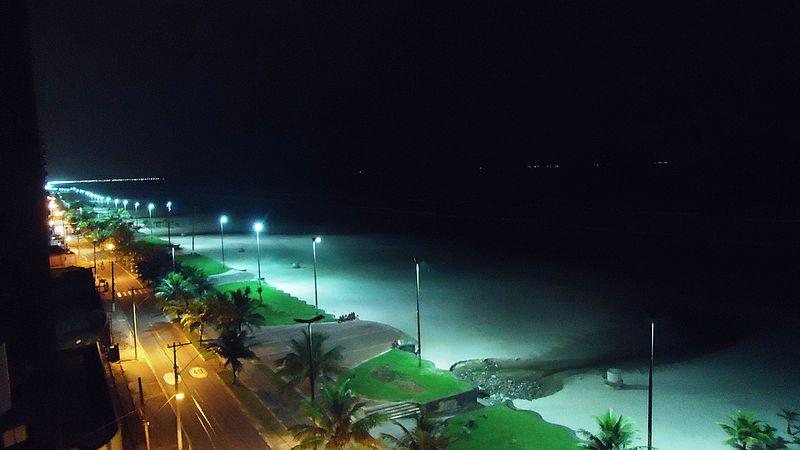Faixa de areia de Praia Grande à noite casal teve celulares roubados - Foto: Zoom Viewer