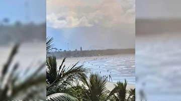 DESRESPEITO: Banhistas ignoram lockdown e ocupam praia da Enseada em Bertioga Banhistas passeando na praia da Enseada, em Bertioga, durante fase emergencial - Arquivo pessoal