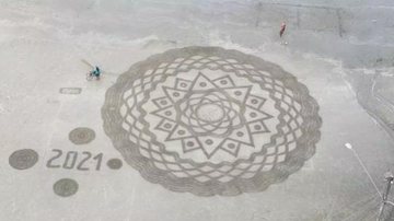 Renato Machado Rodrigues viralizou nas redes sociais ao produzir incríveis mandalas na areia da praia de Santos Mega mandala - ARQUIVO PESSOAL