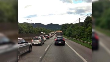 Véspera de lockdown tem estradas com acesso ao litoral lotadas - José Camões/Facebook