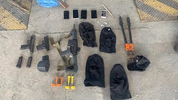 Além das drogas, na cabine do caminhão havia armamento e munição Apreensão de Drogas no porto de Santos - Foto: Divulgação / Polícia Federal