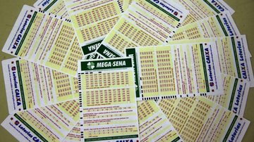 Mega-Sena pode pagar R$ 32 milhões neste sábado - © Marcello Casal JrAgência Brasil