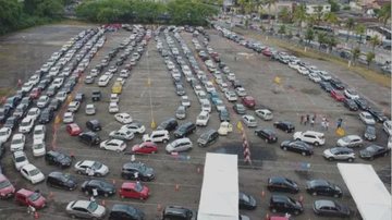 São esperadas 3000 mil vacinações no Ginásio Guaibê que passa a ser posto fixo de vacinação no Guarujá Fila quilométrica no Guarujá Vacinação no Guarujá - Imagem: Carlos Nogueira