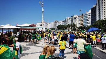 Protesto no Rio de Janeiro, grande parte dos manifestantes enrolados em bandeiras do Brasil ou vestidos com a camiseta da seleção brasileira de futebol Protestos anti lockdown - Foto: Reprodução / Redes sociais