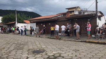 Fila de idosos para tomar vacina contra a Covid-19, em São Sebastião (SP) - Foto: Cláudio Rodrigues