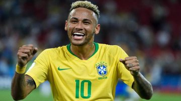 Neymar fez o único gol do Brasil, antes dos pênaltis, no jogo desta sexta-feira (9) Neymar Homem com cabelo loiro, camiseta da seleção brasileira e sorrindo para a foto - Reprodução/Web