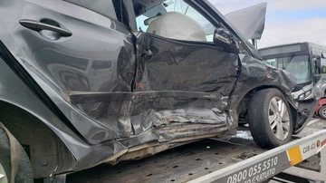 Carro colide com lateral de ônibus municipal em Bertioga - Enviado via WhatsApp