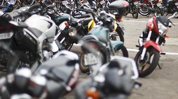 Versão do jovem não convenceu autoridade policial. Argumento foi de que rapaz tinha elementos suficientes para perceber que veículo tinha procedência ilegal. Jovem de Praia Grande troca terreno por moto ‘’cabrito’’, descobre que era roubada, perde a moto e - Foto: Daniel Marenco / Folhapress