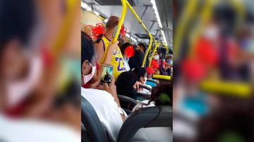 Passageiros enfrentam ônibus superlotados e aglomerações durante lockdown - Reprodução/Zona Noroeste- Facebook