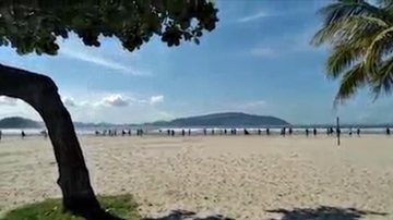 Surfistas furaram bloqueio e caminharam na praia, em manifestação contra o fechamento das praias para seu esporte Surfistas protestam no Guarujá - Imagem: Reprodução