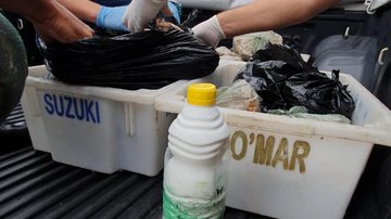 Polícia apreende 25 kg de camarão sete-barbas estragado em freezer de peixaria em São Sebastião - Polícia Militar Ambiental