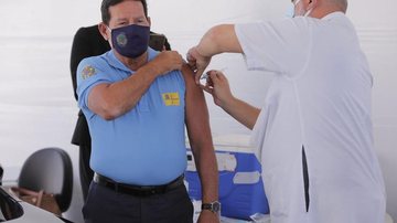Vice-presidente Mourão toma vacina contra covid-19 em Brasília - © reprodução/Twitter