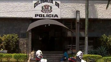 Após cair na rua durante a fuga, homem deu de cara com viatura policial e foi preso em flagrante Ladrão Trapalhão no Guarujá - Imagem: Reprodução / Record TV