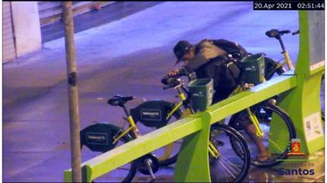 Câmera de segurança flagra homem furtando bicicleta no centro de Santos - Divulgação/CCO
