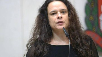 Janaina Paschoal é do PRTB, tem 48 anos e já escreveu livros com a temática de Direito Janaina Paschoal Janaina Paschoal com cabelo solto, castanho e um microfone na frente do rosto - Reprodução/Internet