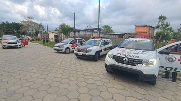 Idoso, profundamente abalado, precisou ser socorrido após a tragédia familiar Pai mata o filho em Itanhaém - Imagem: Reprodução / Top Litoral