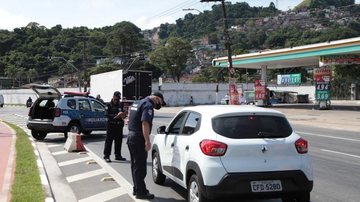 Barreira de fiscalização na entrada da cidade. Mais de 1300 veículos foram abordados em uma semana de lockdown Lockdown em Santos - Imagem: Susan Horas