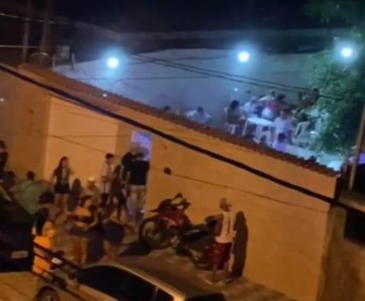 Jovens se aglomeraram durante toda a madrugada no interior e na porta da residência Festa Clandestina em São Vicente - Imagem: Reprodução / Jornal Vicentino