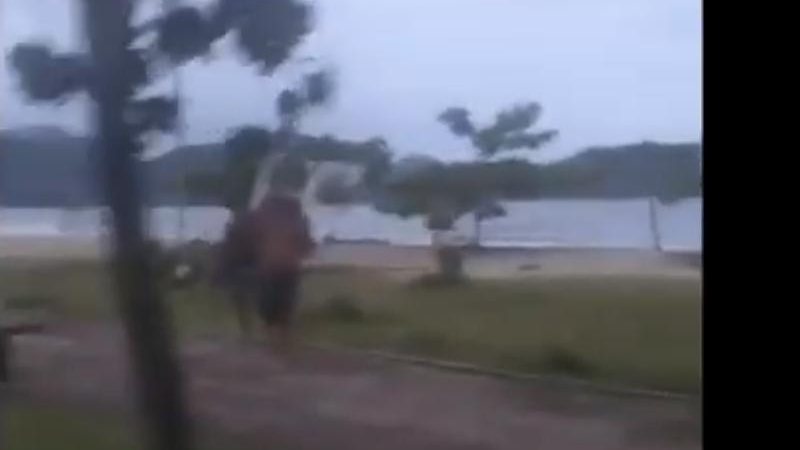 Moradora reclama da presença de pessoas na praia Perequê-Açu, em Ubatuba (SP) - Foto: Divulgação/ Reprodução