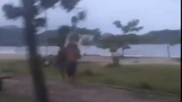 Moradora reclama da presença de pessoas na praia Perequê-Açu, em Ubatuba (SP) - Foto: Divulgação/ Reprodução