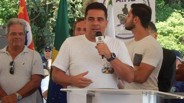 Na foto, ao centro, o prefeito Felipe Augusto, e à esquerda, seu pai, Wander Augusto - Foto: Divulgação