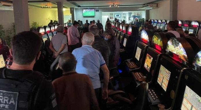 Bingo tinha cerca de 150 pessoas Bingo clandestino em SP - Imagem: Polícia Civil / Digulgação