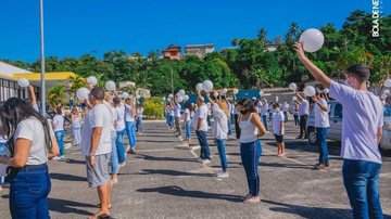 Grupo cantando em frente ao Hospital Mário Covas — Foto: Bola de Neve Ilhabela - Divulgação