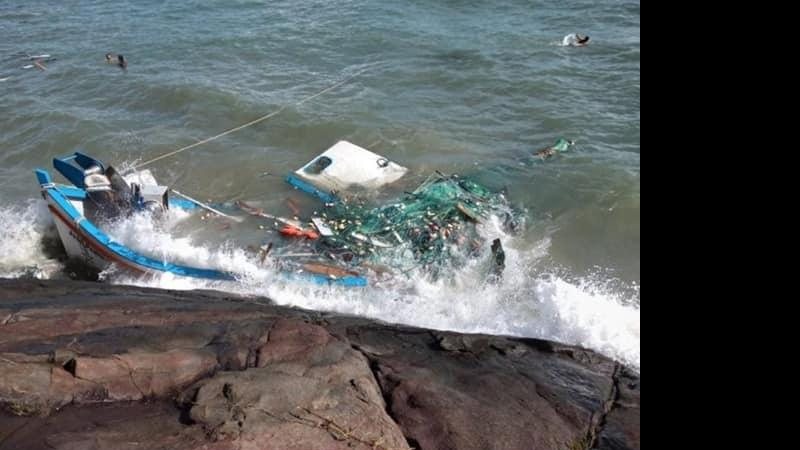 Embarcação foi destruída em Ubatuba (SP) com a força da ressaca - Foto: Divulgação
