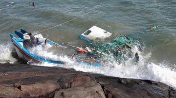 Embarcação foi destruída em Ubatuba (SP) com a força da ressaca - Foto: Divulgação