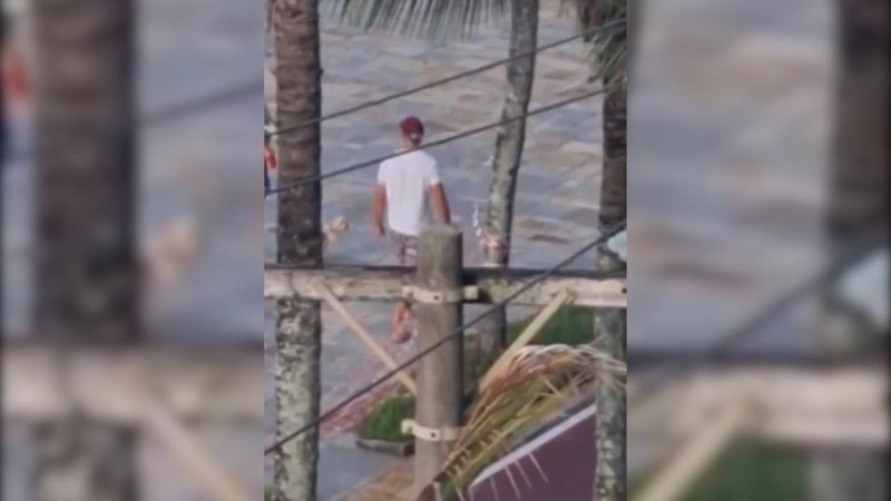 Sem máscara, homem vandalizou fitas de isolamento com as próprias mãos Vândalo em Praia Grande - Imagem: Reprodução