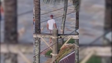 Sem máscara, homem vandalizou fitas de isolamento com as próprias mãos Vândalo em Praia Grande - Imagem: Reprodução