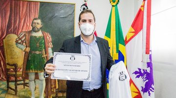 Prefeito Kayo Amado recebeu título de sócio honorário - Reprodução/ Prefeitura de São Vicente