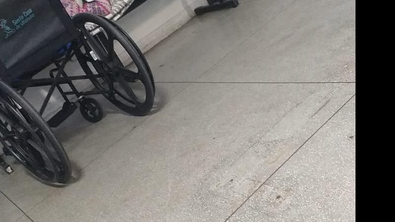 Paciente aparece deitado nas cadeiras da Santa Casa de Ubatuba (SP) - Foto: Divulgação Júlia Duque