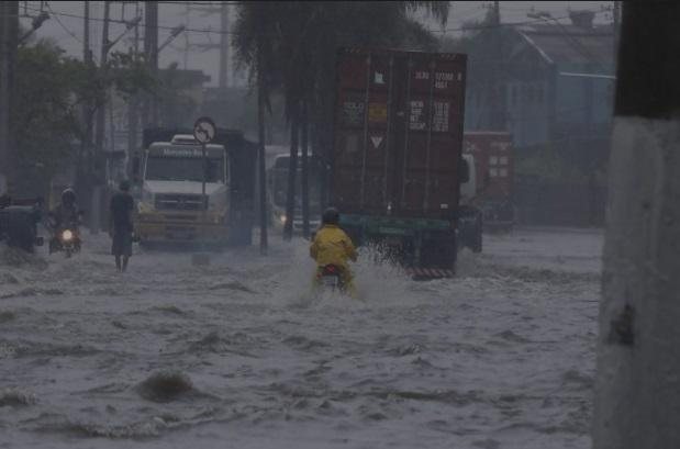 Enchente em Santos, em 2014 Baixada Santista em alerta de chuvas fortes, raios e ventos de até 60 km/h - Imagem: Moacyr Lopes Junior - FolhaPress