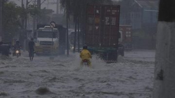 Enchente em Santos, em 2014 Baixada Santista em alerta de chuvas fortes, raios e ventos de até 60 km/h - Imagem:  Moacyr Lopes Junior - FolhaPress