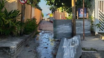 As barreiras são feitas de placas de metal, tapumes e tábuas de madeira - Foto: Divulgação/PMSS