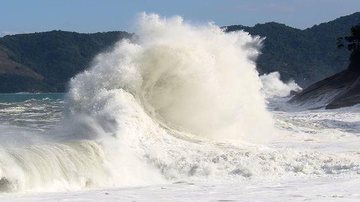 Ressaca na Praia de Sununga, em Ubatuba (SP) Alerta de Ressaca no Litoral Norte de SP - Imagem: Reprodução / Maísa Commans / Pinterest