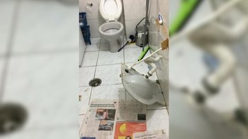 Imagem do banheiro do apartamento, após o inquilino deixar o local, segundo proprietária Proprietária acusa inquilino de emporcalhar apartamento de frente para o mar, em Santos (SP) - Imagem: Reprodução / Acervo Pessoal