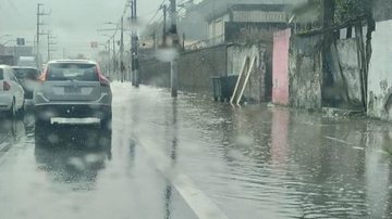 Chuva forte causa pontos de alagamento na Baixada Santista - Reprodução/Diário do Litoral