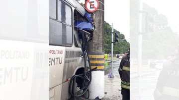 Motorista de ônibus perde controle, bate em poste e deixa cinco feridos em Santos - Reprodução