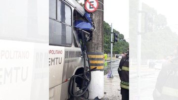 Motorista de ônibus perde controle, bate em poste e deixa cinco feridos em Santos - Reprodução/Facebook