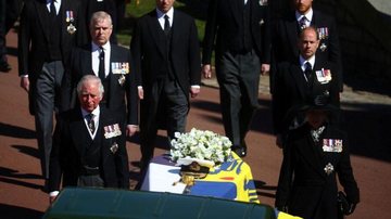 Rainha Elizabeth fica sozinha enquanto Philip é sepultado - © REUTERS/Hannah Mckay/Direitos Reservados