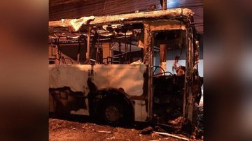 Ônibus é apedrejado e incendiado em protesto após morte de jovem em Santos - Divulgação/Internet