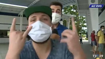Homem invade link da TV Vanguarda, em Caraguatatuba, e grita "Globo Lixo" - Foto: Divulgação/ Reprodução