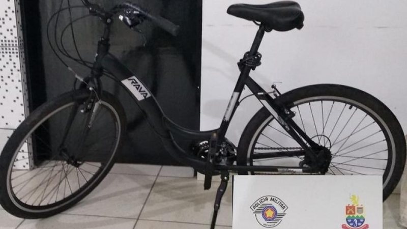 Imagem Policiais da Rocam recuperam bicicleta furtada na Barra Velha em Ilhabela